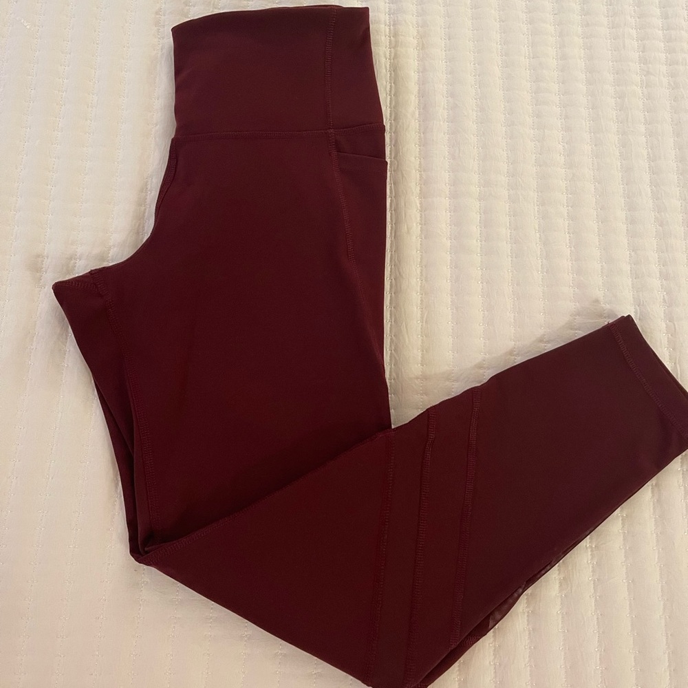NWOT - OLD NAVY Women’s Elevate Legging with Side Pockets Size Medium.